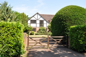 Great Austins South Farnham Family house in Great Austins Farnham sold by Trueman & Grundy