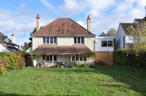 Close to Farnha7 Grundym station sold by Trueman
